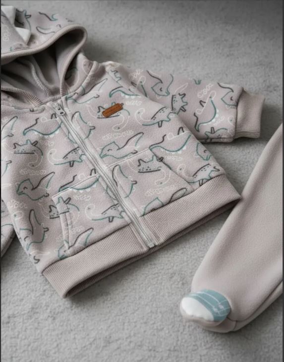conjunto bebe algodon afranelado dinosaurio gris con capucha